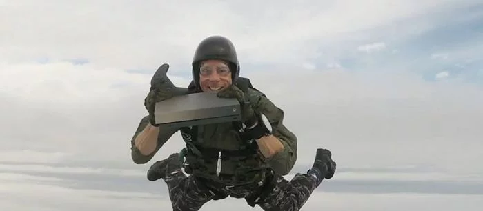 Экстремал выпрыгнул из самолета вместе с Xbox One, чтобы подарить консоль ветерану — видео