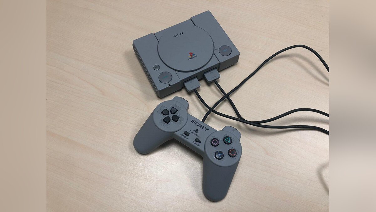 PlayStation еще никогда не была такой маленькой. Посмотрите, как отличается  PS Classic от iPhone X