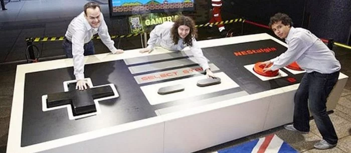 10 невероятных рекордов: трехметровый геймпад, шестилетний киберспортсмен и коллекция из 18 000 игр