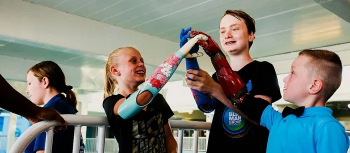 Авторы League of Legends и Halo помогли создать специальные детские протезы