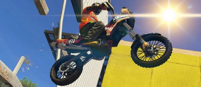 Игрок в GTA Online поднялся на мотоцикле в воздух, спрыгнул и со всей скорости влетел в маленькую дыру в вывеске (видео)