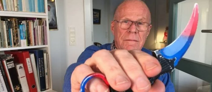 Из-за игрушечного ножа из CS:GO пенсионеру выписали огромный штраф и лишили лицензии на оружие