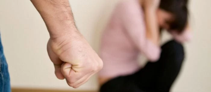 Стример избил свою беременную жену прямо во время игры в Fortnite. Его канал уже удалили (видео)