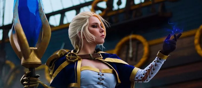 Возбуждающий пятничный косплей с латексом и пиксельными трусами