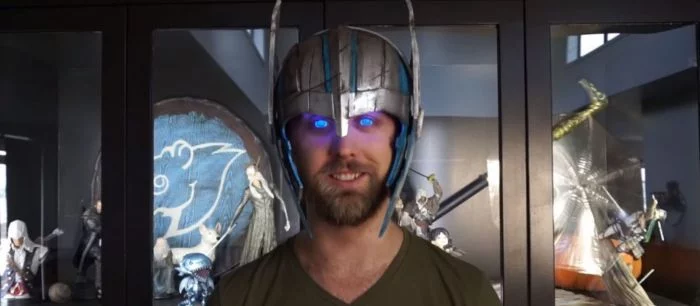 Ютубер сделал шлем Тора из Marvel, который заставляет светиться глаза (видео)