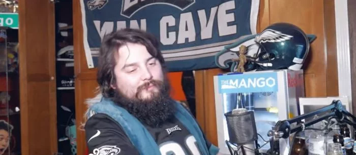 Киберспортсмена забанили в Twitch за то, что он сильно напился и отрубился в прямом эфире — видео