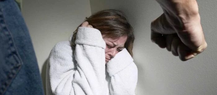 Стример получил бан на Twitch за драку со своей девушкой и угрозу убийством в прямом эфире