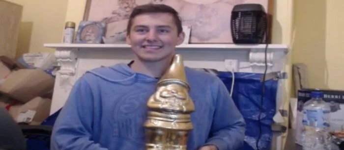 Стример позвонил суициднице и предложил убиться. А после бана извинился, закинул деньжат на помощь суицидникам И ПОСОВЕТОВАЛ ВСЕМ ДЕЛАТЬ ТАК ЖЕ