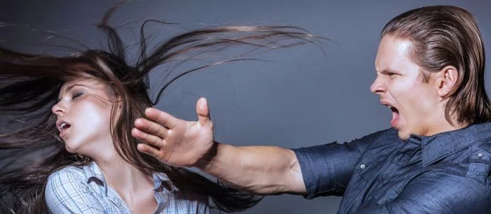 Twitch снова забанил стримера, избившего беременную жену