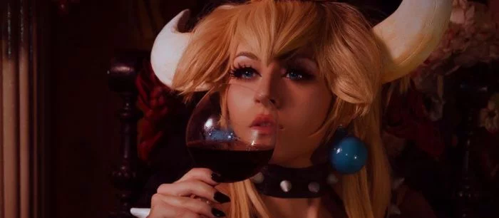 Возбуждающий воскресный косплей с сексуальной Боузеттой