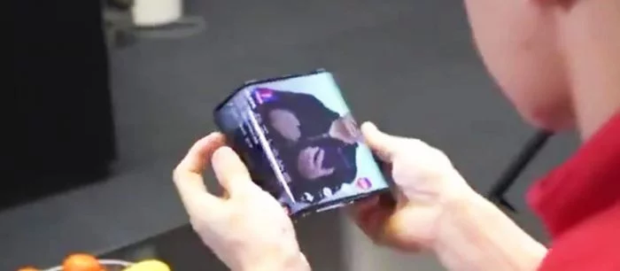 Xiaomi показала смартфон со складным экраном. Он превращается в планшет и наоборот — видео