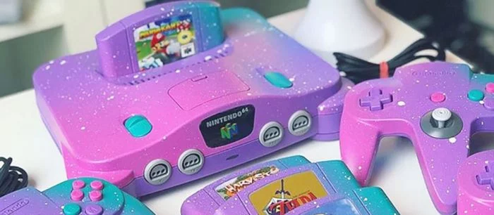 Художник разукрашивает консоли до неузнаваемости. После «прокачки» они выглядят лучше, чем новые