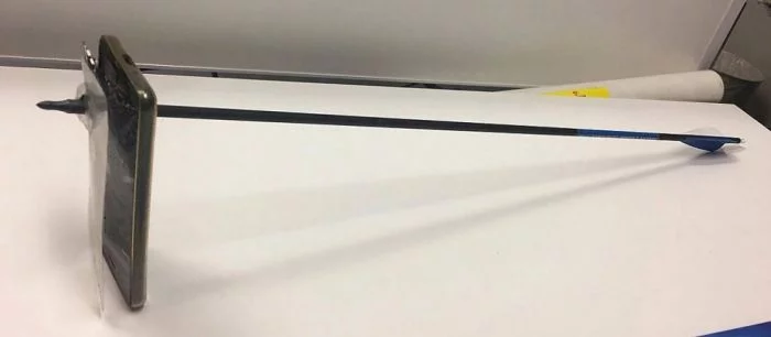 Техника Apple снова спасла жизнь! Лучник выпустил стрелу в человека, но она застряла в iPhone