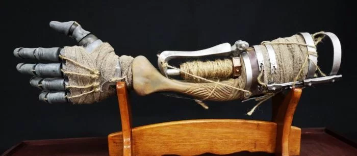 Фанат создал точную копию протеза руки из Sekiro: Shadows Die Twice — фотографии
