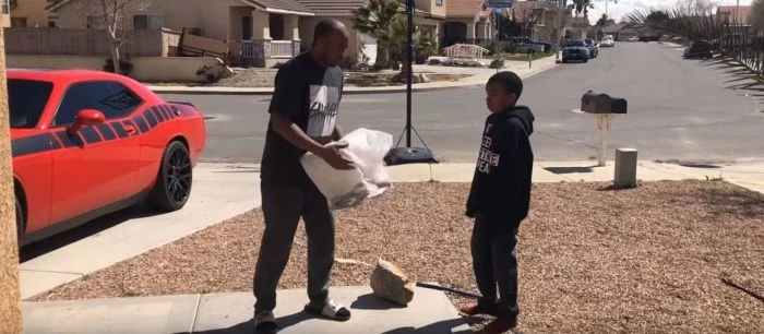 Отец заставил своего сына разбить PlayStation 4 — виноваты плохие оценки в школе