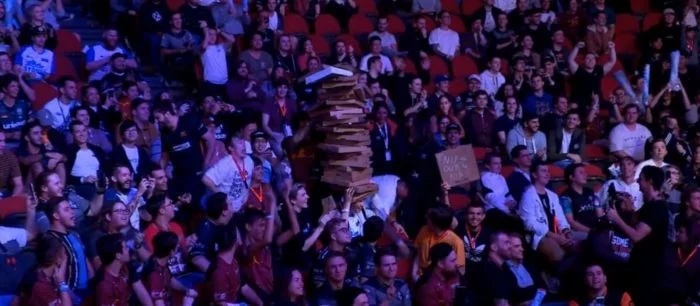 Австралийский турнир по CS:GO проходит успешно — фанаты кричат «CYKA BLYAT» и строят башни из коробок