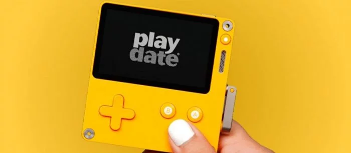 Издатель Firewatch выпустит портативную игровую консоль с необычным дизайном и черно-белым экраном