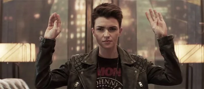 В первом трейлере супергеройского сериала «Бэтвумен» показали пещеру Бэтмена