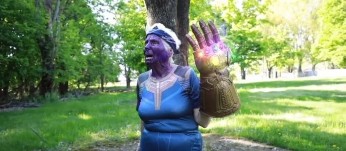 Вышла пародия на «Мстителей» в нашей озвучке с бабушкой в роли Таноса, которая убивает героев под рэп