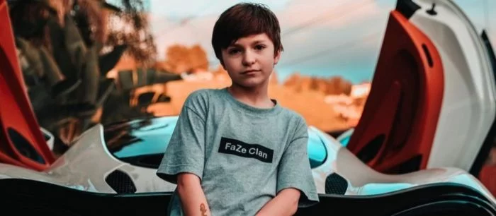 11-летний про-игрок в Fortnite, которого забанили в Twitch из-за его возраста, теперь стримит на YouTube вместе с мамой