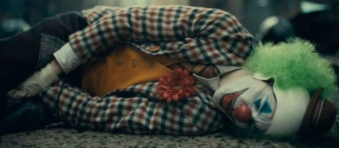 Опубликованы новые фото со съёмок «Джокера», на одном из которых герой рисует себе макияж