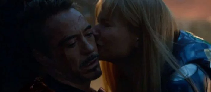 Вышла удаленная сцена из «Мстителей: Финал». На ней все встают на колени перед Железным человеком