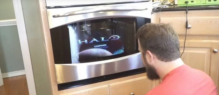Ютубер попытался пройти Halo на телевизоре, стоящем во включенной духовке. Получилось не очень