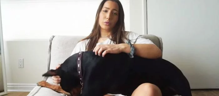 50 тыс человек просят забанить на YouTube блогершу, которая била свою собаку и плевалась в нее