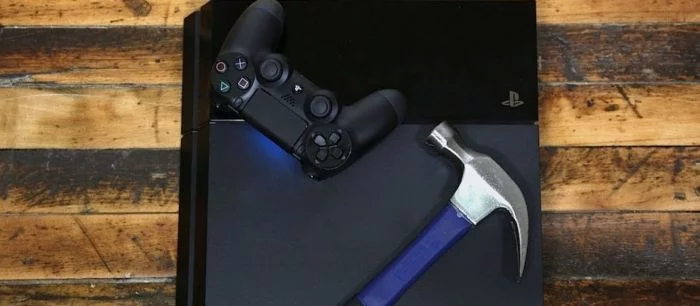 Геймер разбил PS4 посреди выставки из-за плагиата в китайской игре