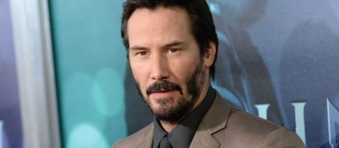 Киану Ривз отрастил ирокез и бороду на фото со съёмок «Билла и Теда 3»