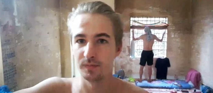 Парень стримил в тюрьме и показывал зрителям других заключенных