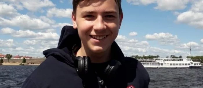 Школьник без рук стримит Minecraft и CS, чтобы заработать на протезы