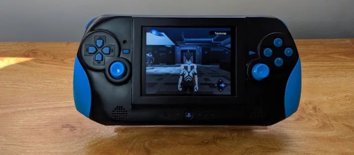 Энтузиаст сделал портативную PlayStation 2. Консоль работает как оригинал