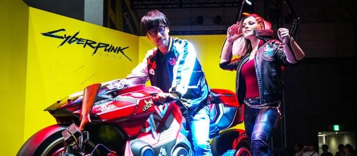 Хидео Кодзима тоже сел на мотоцикл из Cyberpunk 2077 и сфоткался с российской косплеершей