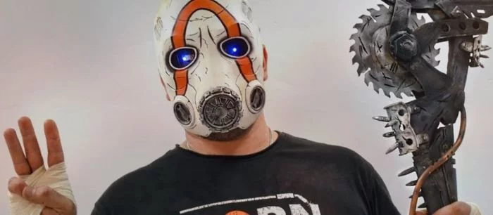 Россиянин сделал маску и топор из Borderlands 3 своими руками — видео