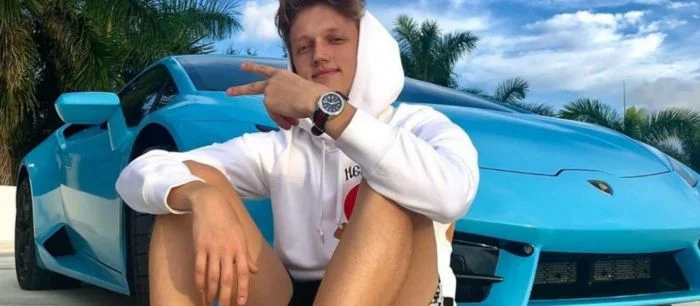 Стример предложил продать кровать и есть консервы начинающим на Twitch. Его советы не оценили