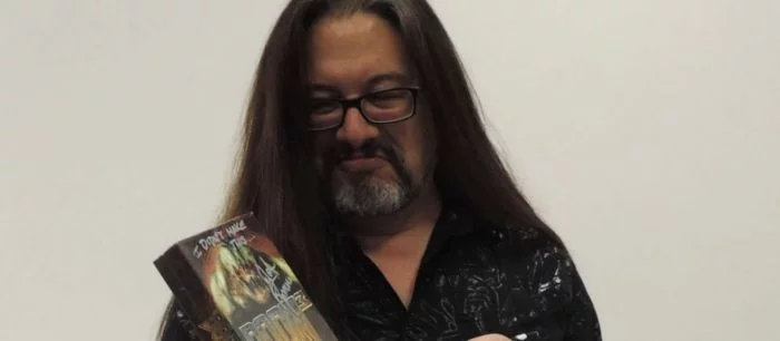 «Я этого не делал» Джон Ромеро с недовольным лицом подписал коробку с Doom 3. В разработке игры он не участвовал