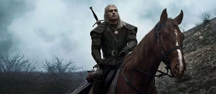 Отрезанное ухо и ненастоящие лошади — новые фото со съемок «Ведьмака» от Netflix