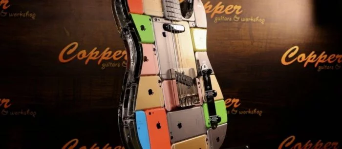 Видео: россиянин разломал 107 айфонов, а потом склеил из них гитару — и она работает!