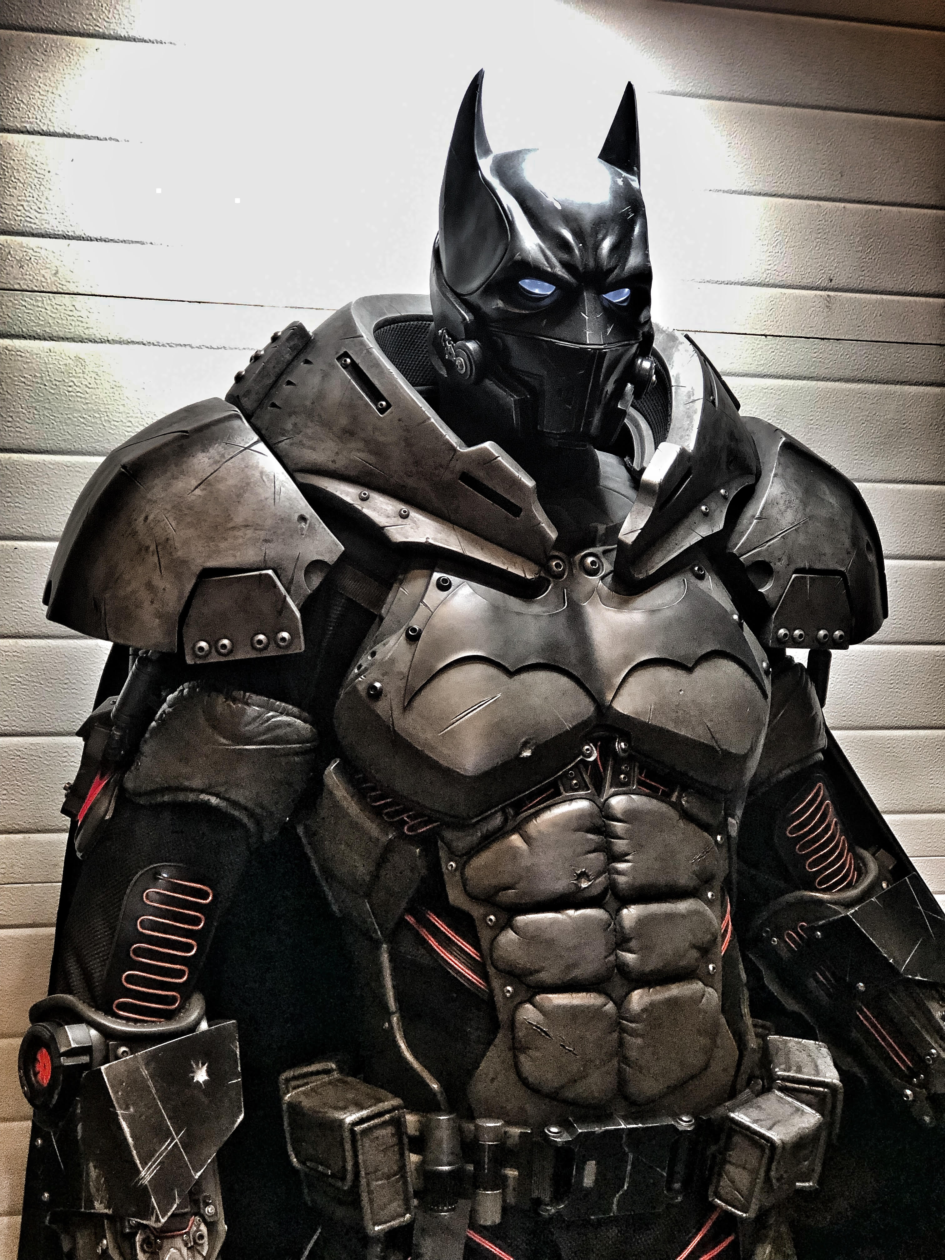 Фанат создал бронированный костюм Бэтмена из игры. Выглядит бомбически