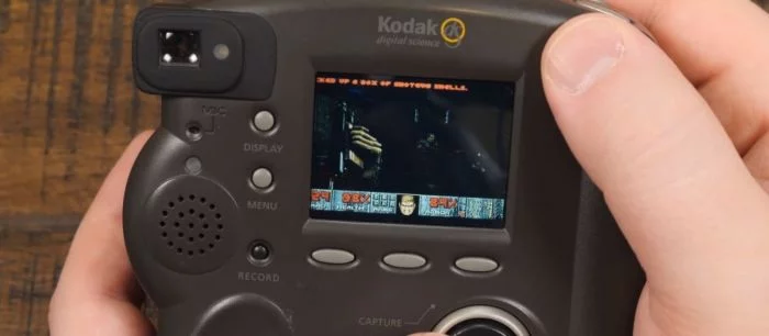 Doom запустили на фотоаппарате Kodak 1998 года