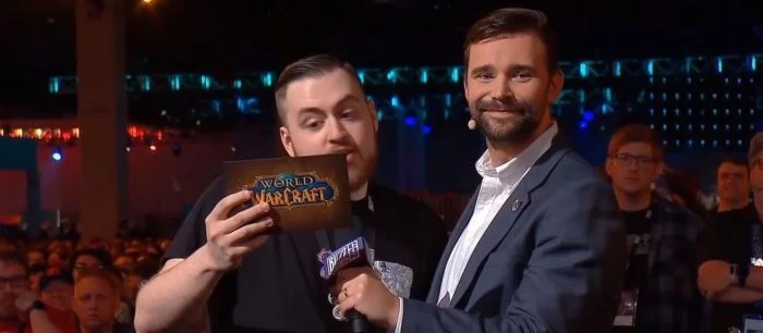 На BlizzCon ребенок подбежал к камере и призвал освободить Гонконг. Ведущий не растерялся — видео