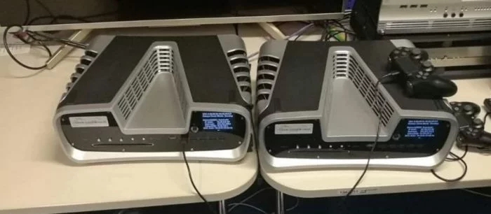 В Сеть слили новое фото девкитов PlayStation 5 и возможных DualShock 5