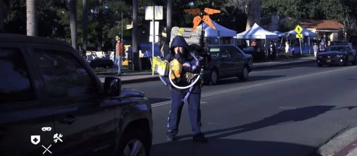 Ютубер переоделся в героя Death Stranding и показал случайным прохожим, как сложно быть курьером — видео