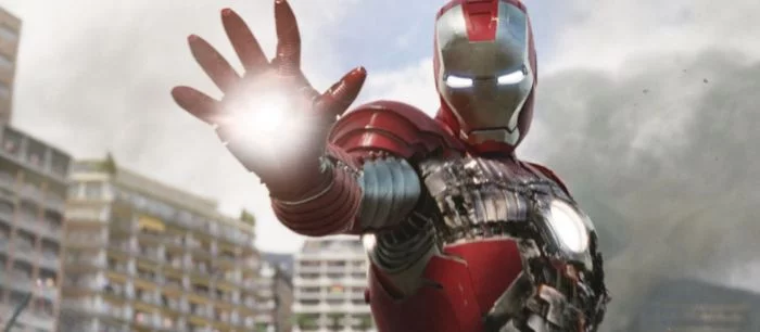 Фанат сделал костюм Железного человека из второго фильма. Он из картона и с подсветкой