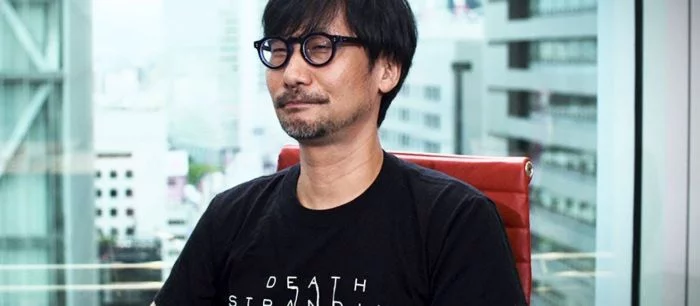 Российский фанат прислал Кодзиме чемодан с памятными подарками