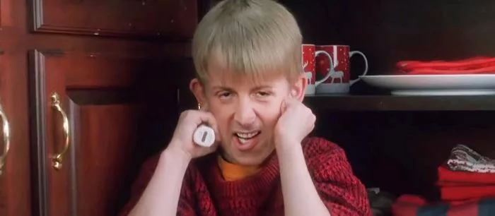 В культовый фильм «Один дома» добавили маленького Сталлоне. Получилось нереально смешно