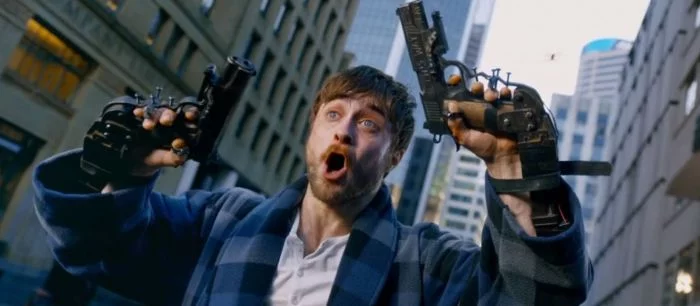 Дэниэл Рэдклифф спасает свою девушку во втором драйвовом трейлере «Безумный Майлз»