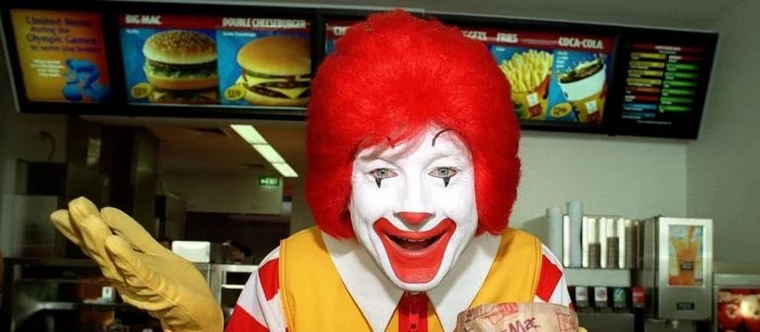 Моддер заменил Тирана из Resident Evil 2 на Рональда Макдональда. Игра стала только страшнее