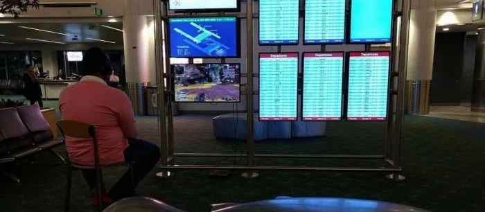 Мужчина «похитил» монитор в аэропорту, чтобы поиграть в Apex Legends